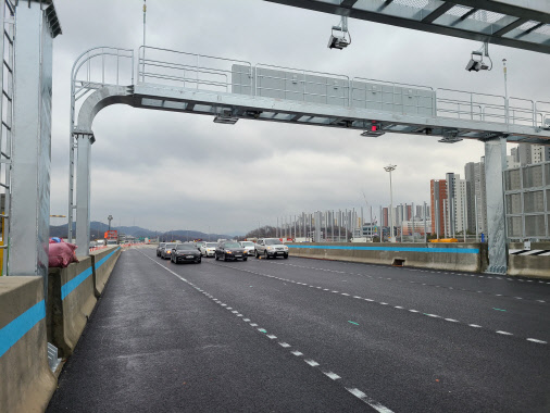 롯데정보통신이 구축한 시흥 톨게이트 다차로 하이패스 시스템. 롯데정보통신 제공